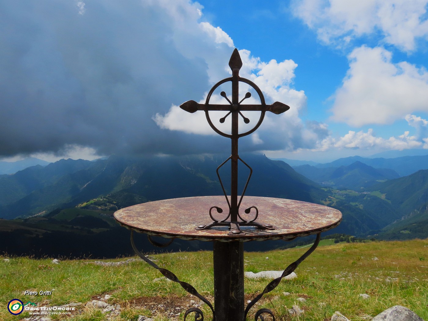 60 Dall'altare di Capanna 2000 nuvoloni sulle cime  .JPG